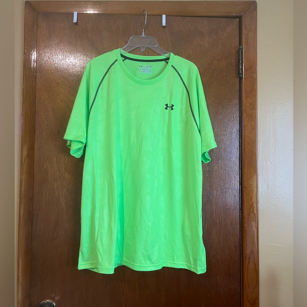 Under Armour Men’s Heat Gear Loose Fit Neon Green Short Sleeve Top